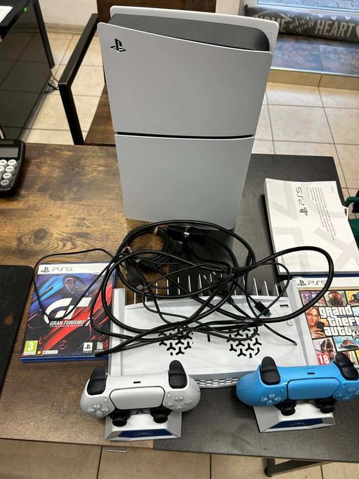 Sony Playstation 5 1TB с 2 джойстика, зарядна станция, 2 игри и всички кабели