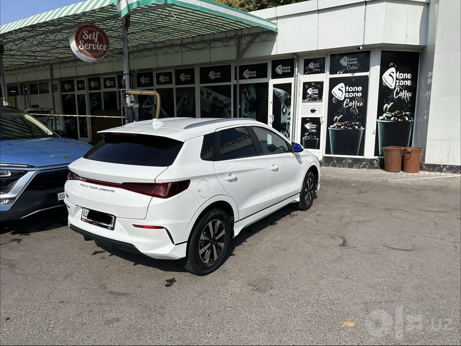 BYD.  E.2.  2023. Yil