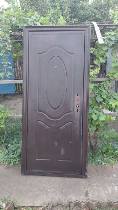 Продаётся двер целая без повреждений