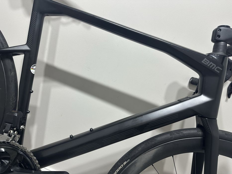 Cursiera Carbon BMC echipata Di2 cu 2x12 speed an 2025