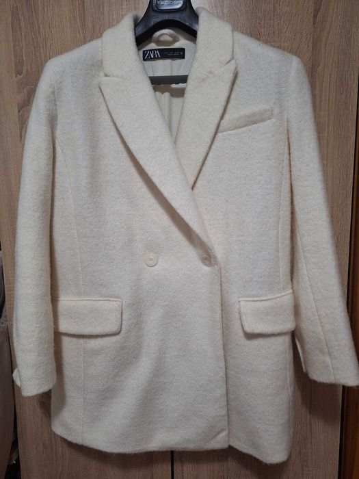 Бяло палто zara с вълна