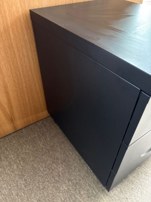 Метален шкаф с три чекмеджета