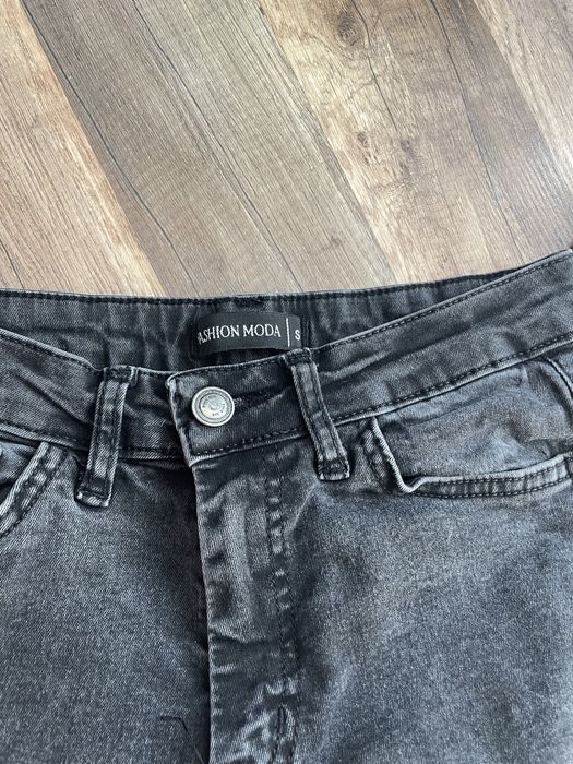 Накъсани дънки с ципове