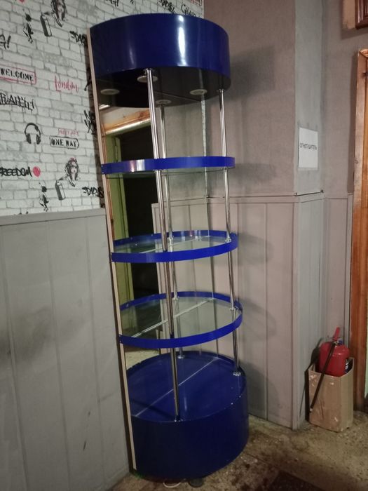 Продаем витрины-стеллажи