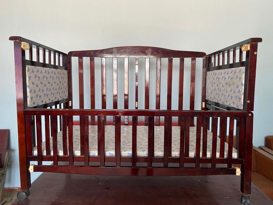 Продается детская  кровать из дерева!