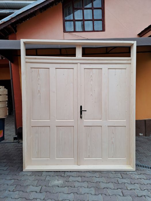 Producător de uși și fereistre din lemn masiv,brad.