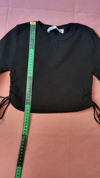 Къса черна блуза с дълъг ръкав