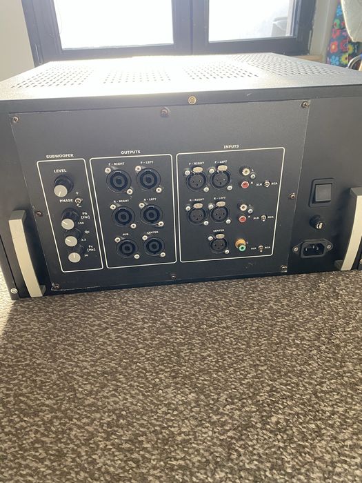 Професионален студиен усилвател 5x300W