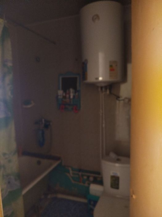 Срочно  Продаётся 1 ком квартира в чирчике 8 мкн 4 этаж