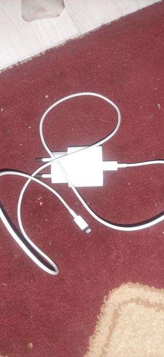 Продаю оригинальные зарядки на айфон