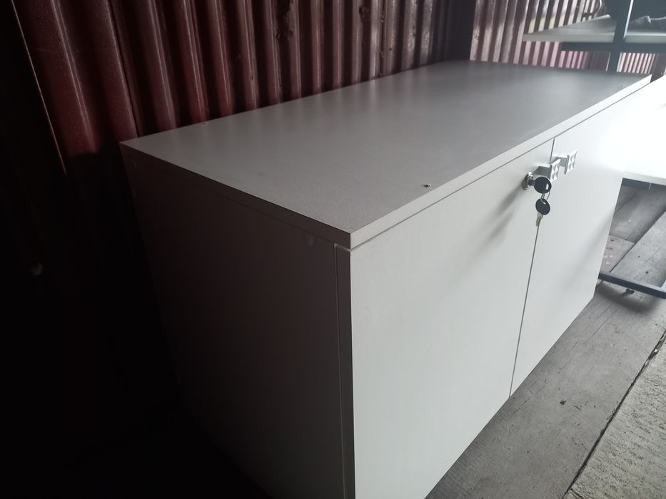 Продам тумбочку и потому шкафа