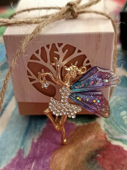 Красиви дамски брошки