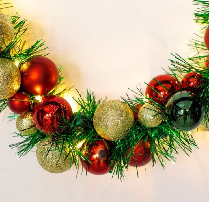 Коледен гирлянд с цветни топки и 30 LED лампички, 150 см