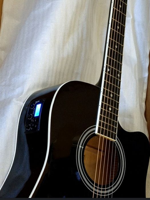 ВНИМАНИЕ !!! Продается шикарная электро-акустическая гитара !!!