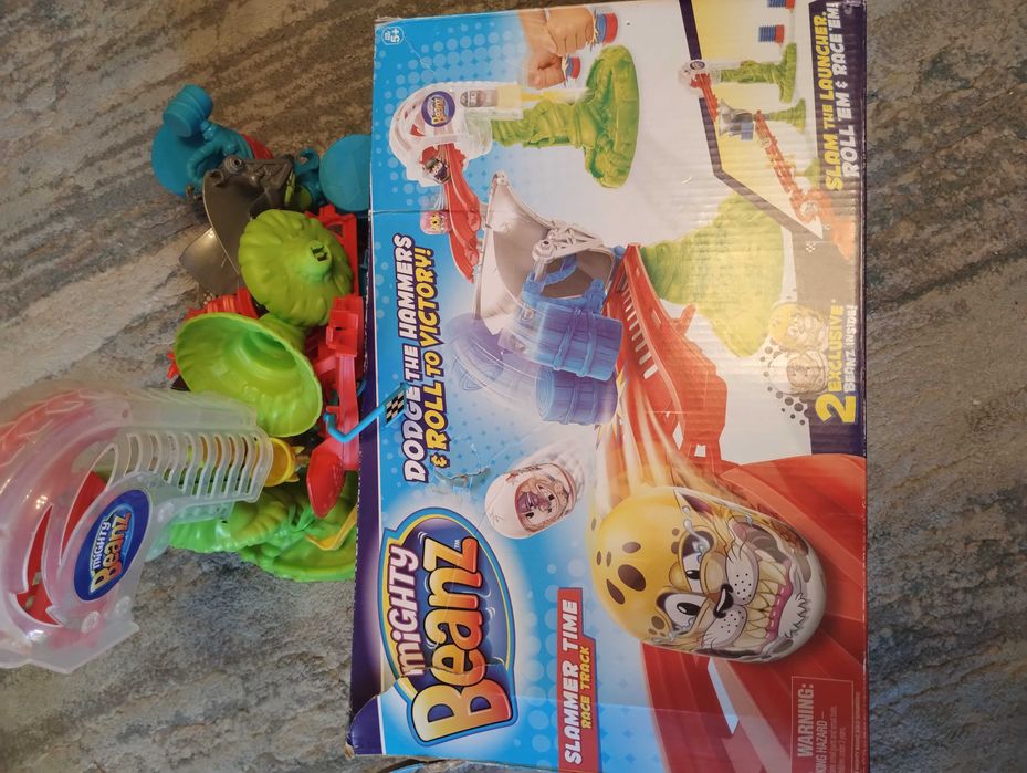 Разпродажба на играчки-писти, роботи и др.