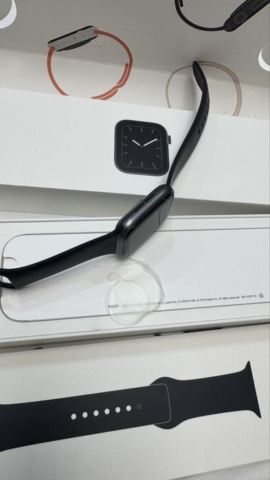Продаю смарт часы Apple Watch Series 5