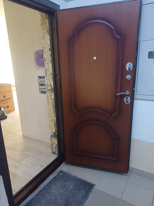 Входная железная дверь