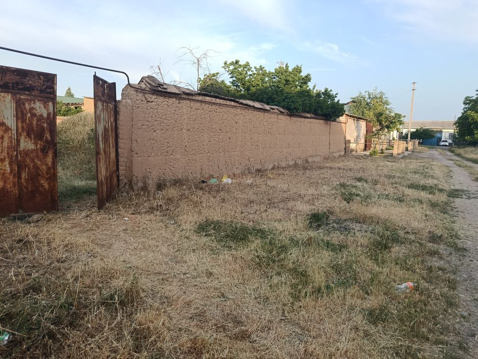 Продает участок земли 8 соток янгиюле.