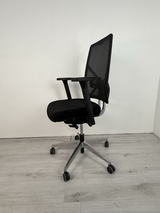 Офис столът Mesh 4 е най-новият модел С многобройни функции обзавеждан