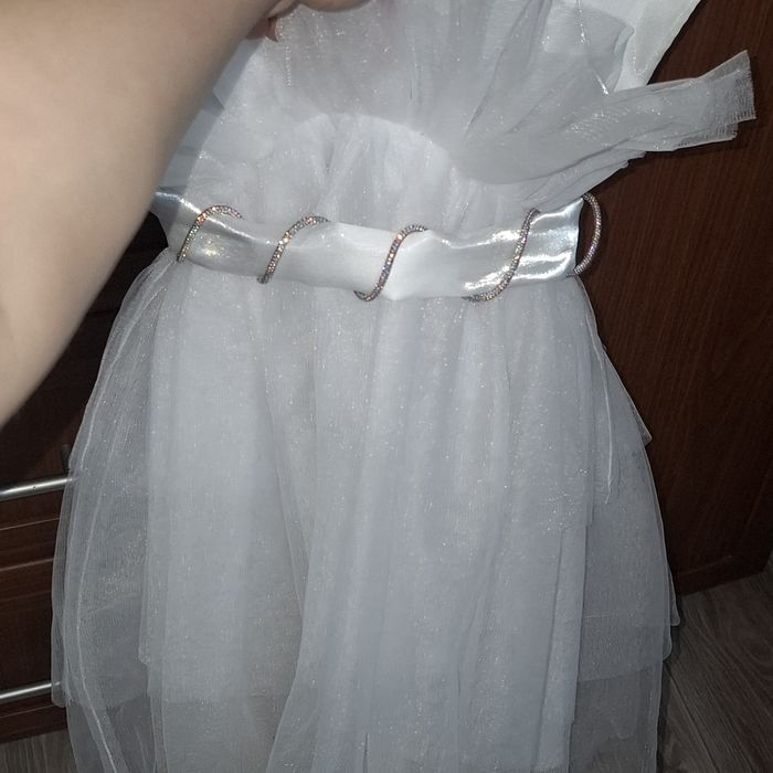 Продам белое красивое платье .Одевала всего 1 раз