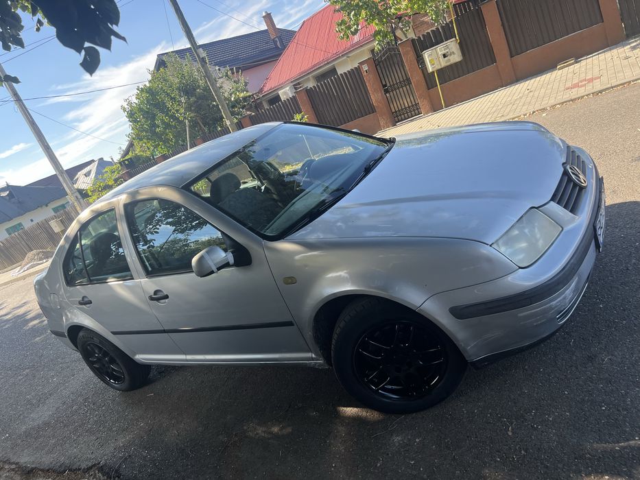 Vand bora 1.6 BENZINA