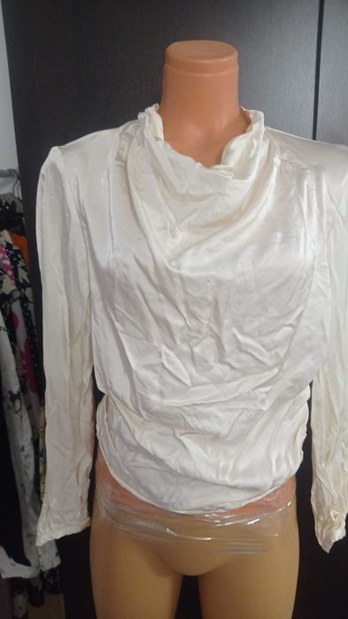 Zara, mătase, pantaloni, noi 150 lei, cămăși 30 lei.