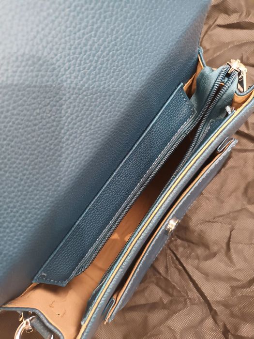 Дамска малка чанта с твърда основа