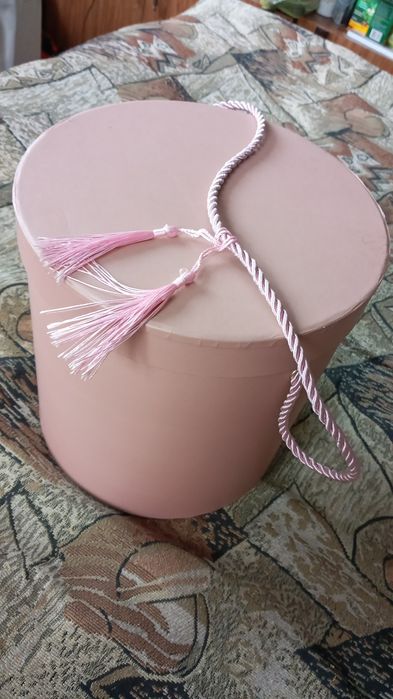 Продам красивую круглую коробку из картона.