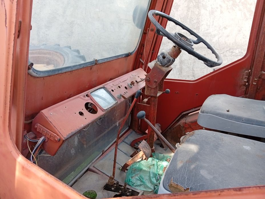 Трактор Т-16 на ходу