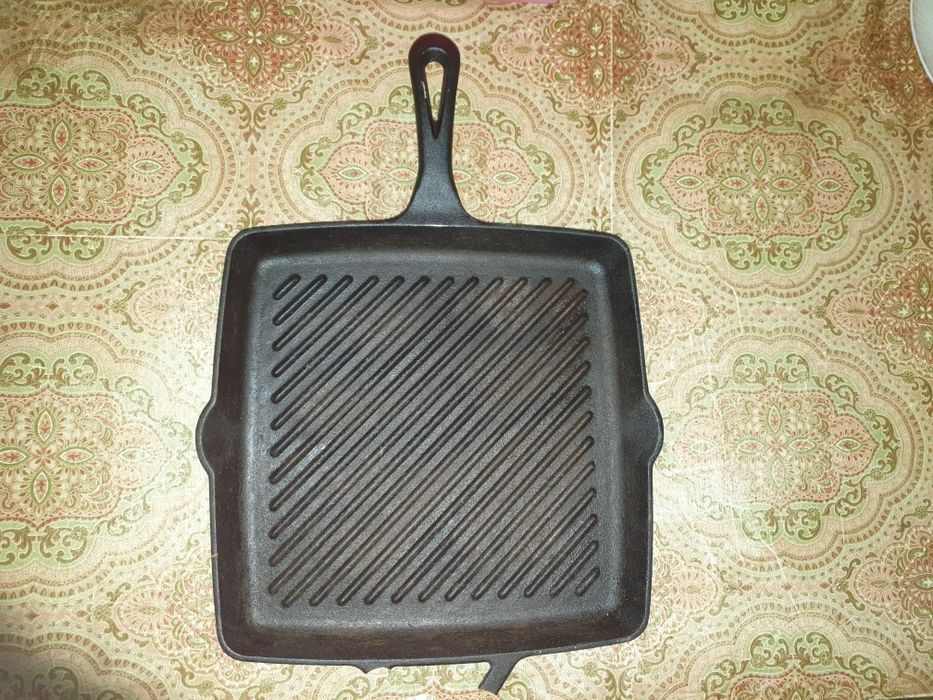Tigaie grill din fonta , 28 cm , firma Camp Chef