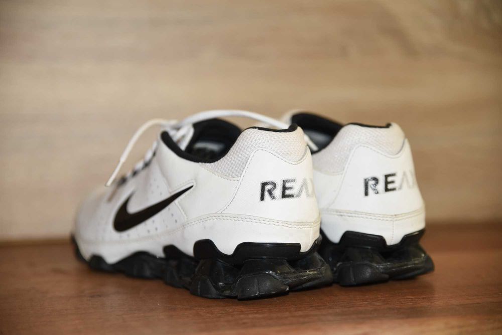 Оригинални маратонки Nike в бяло, размер 41.