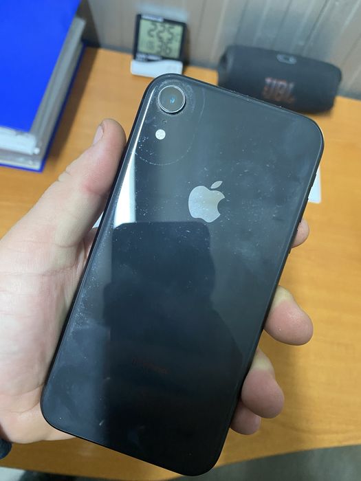 Продавач IPhone XR