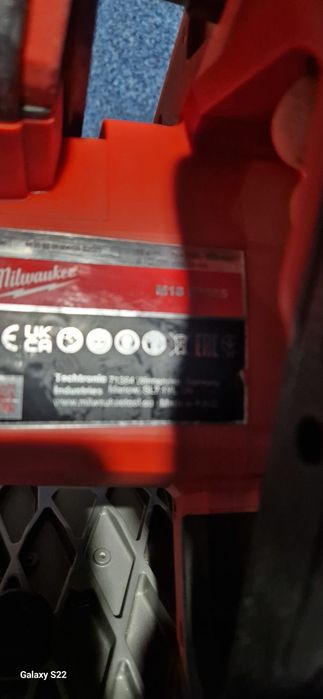 Milwaukee circular cu plonjare pe acumulator