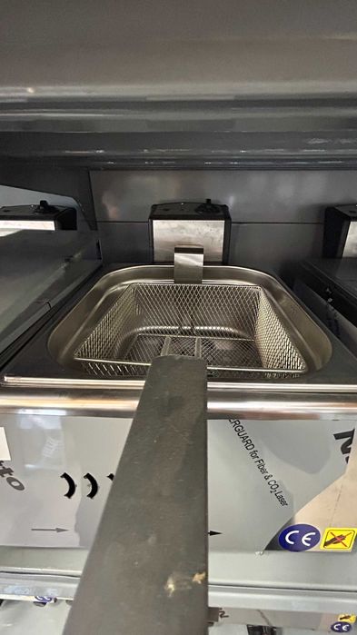 Двоен електрически фритюрник  8 + 8 литра.