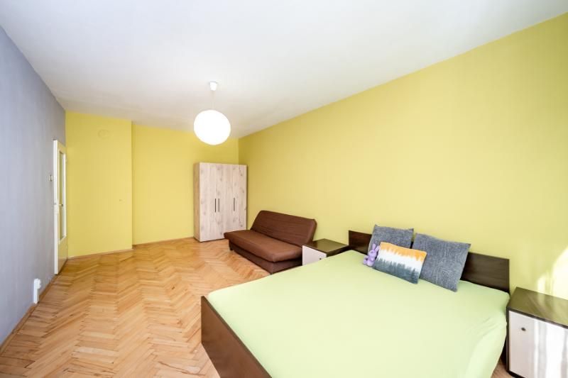 Трикрилен гардероб и шкаф за обувки