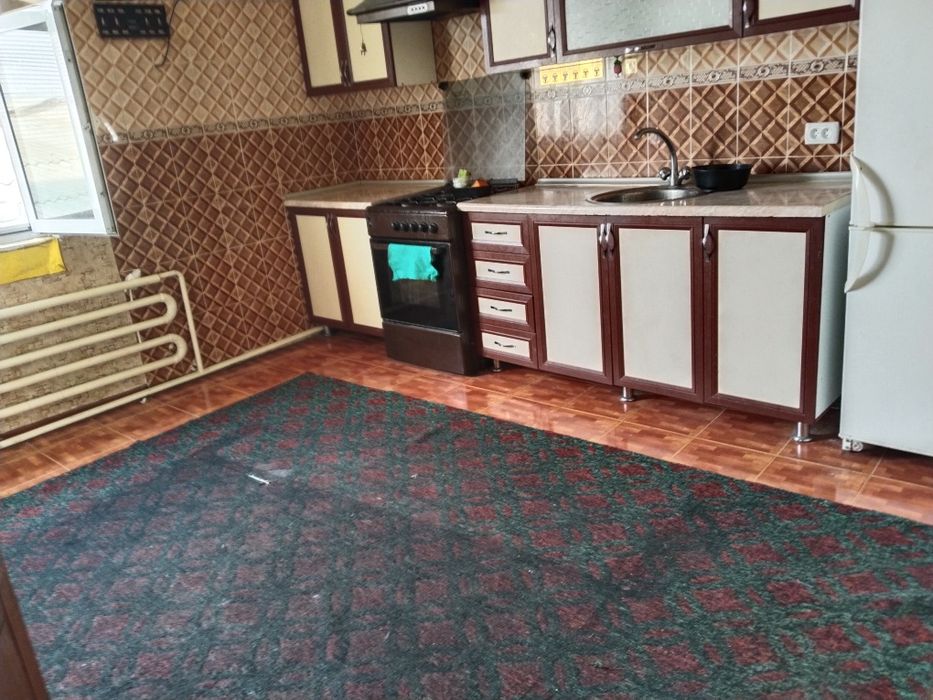 Uy sotiladi zangota tumanida 3.5 sotikli 2 qvatli