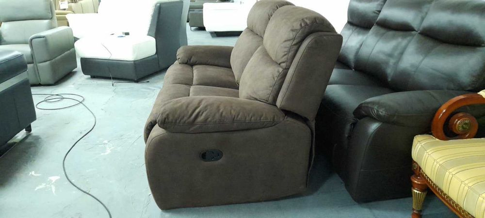 Кафяв диван от плат двойка с ръчен релаксиращ механизъм