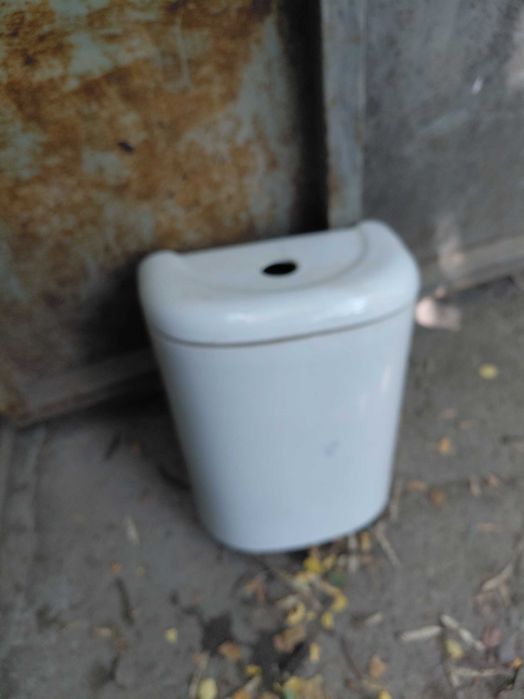 Продам унитаз с бачком