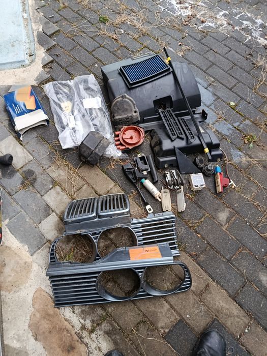 Se vinde  diferite piese Bmw E 30 .