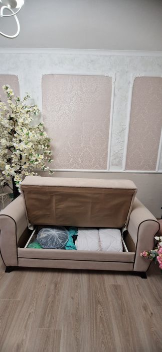 Двуместен разтегателен диван