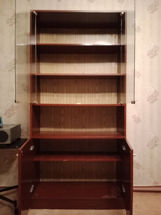 Продается полированный книжный шкаф