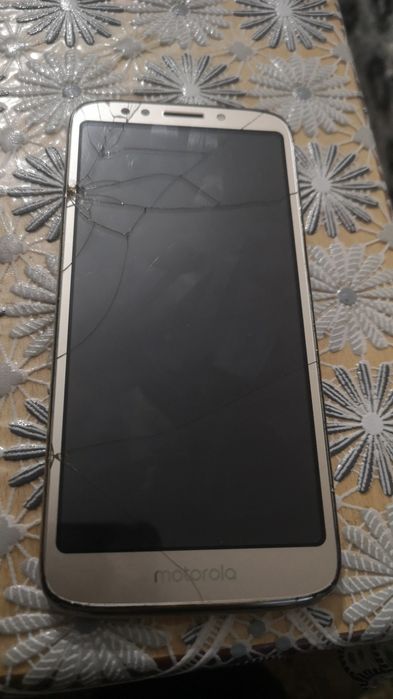 Телефон моторола работи перфектно макар чее пукнат