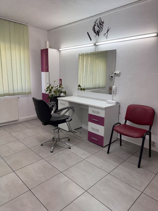 Închiriez post coafeza