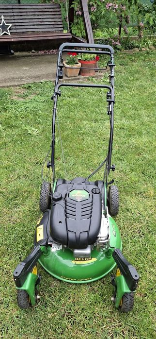 Mașină de tuns gazon John Deere model JS63 cu tractiune
