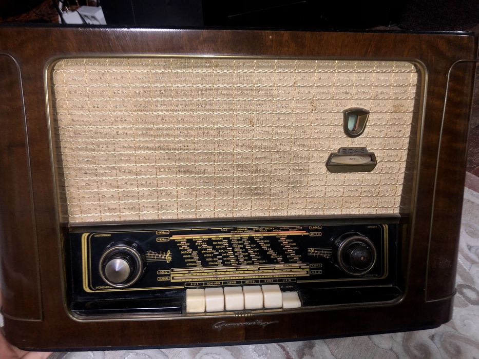 Radio pe lampi Grundig 2043W retro vintage antic carcasa lemn