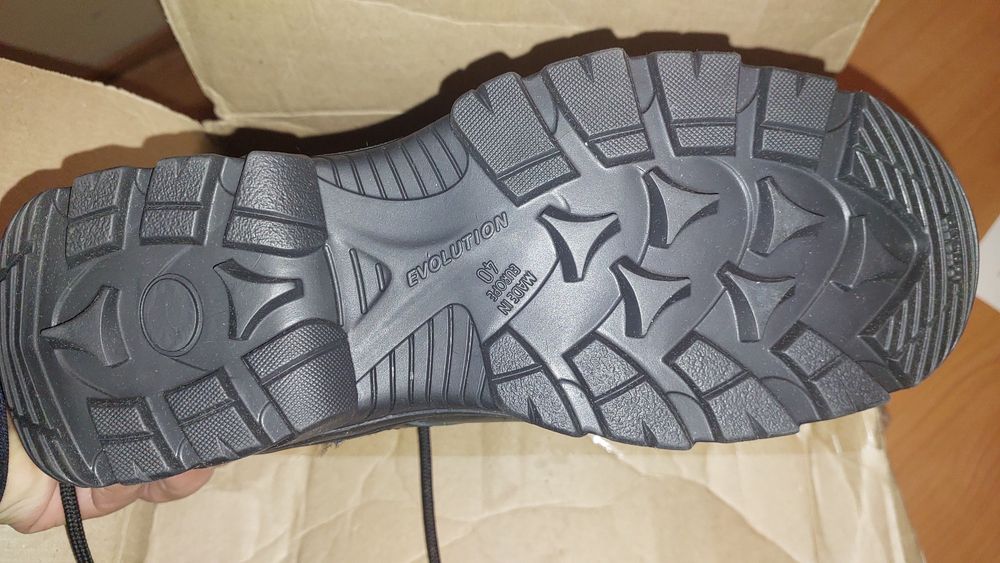 Берцы зимние, кожаные.