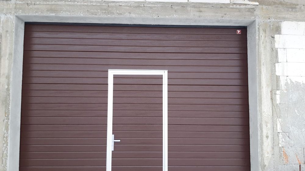 Uși de garaj secționale și tip rulou!