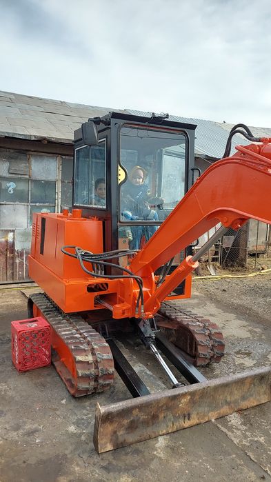 Închiriez  Miniescavator