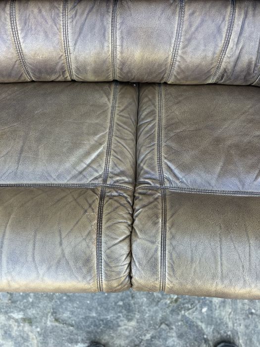 Кожен диван и  фотьойл – естествена кожа, масивни дървени детайли