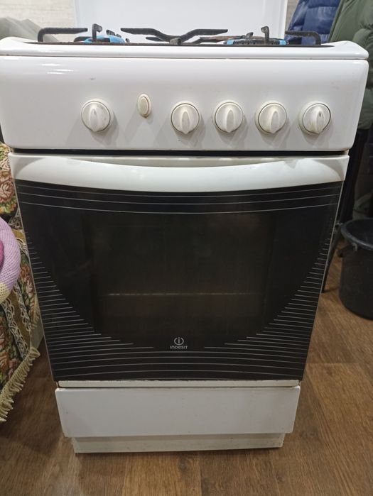 Газовая плита Indesit.